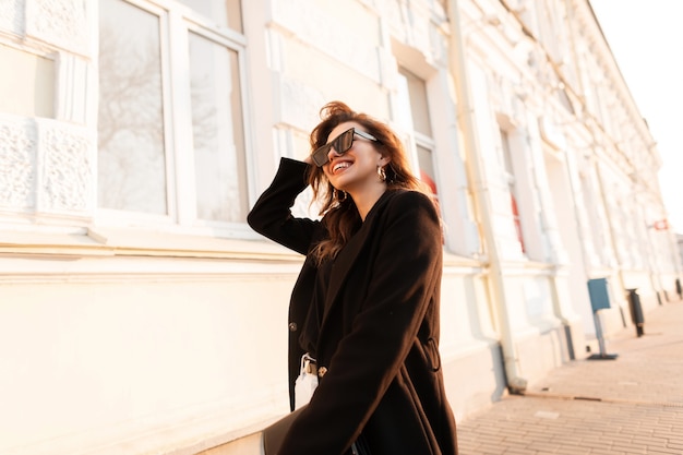 Mujer de moda con ropa de moda negra en la ciudad