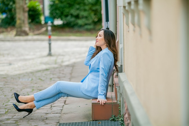 mujer de moda sentada al aire libre