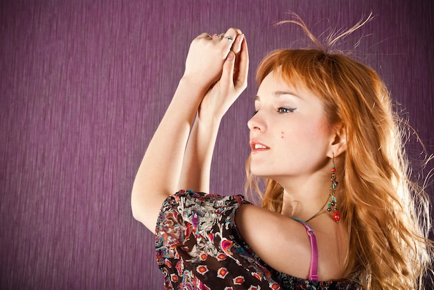 Mujer de moda sobre un fondo morado