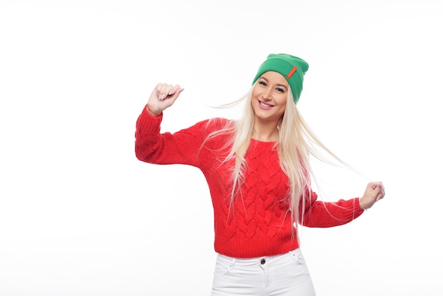 Mujer de moda con sombrero verde tejido