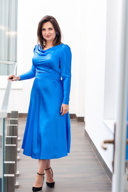 Mujer de moda en vestido azul