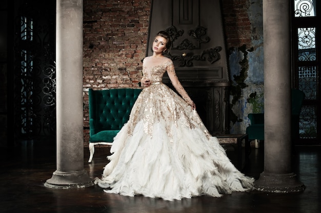 Mujer de moda con vestido dorado