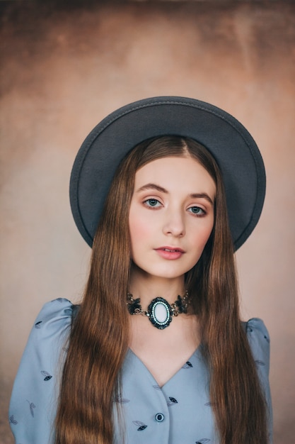 Foto mujer de moda con un vestido vintage