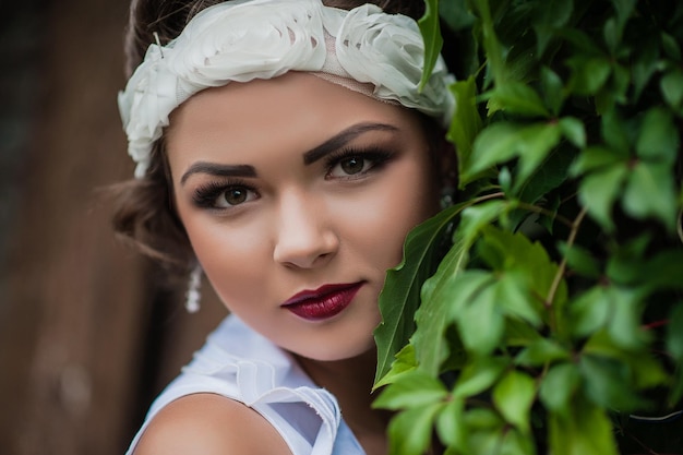 Mujer modelo de alta moda con luces brillantes de colores posando en la calle