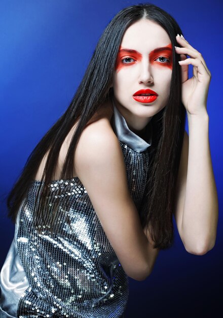 mujer modelo de moda con maquillaje rojo