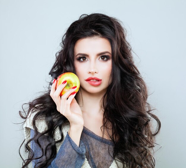 Mujer modelo morena con fruta de manzana