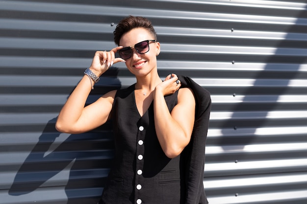 Mujer modelo en poses de gafas de sol