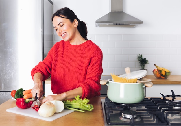 Mujer moderna cocinando