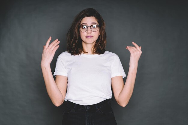 Mujer moderna frustrada con gafas