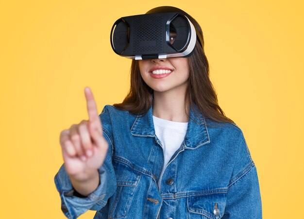 Mujer moderna en gafas VR tocando aire