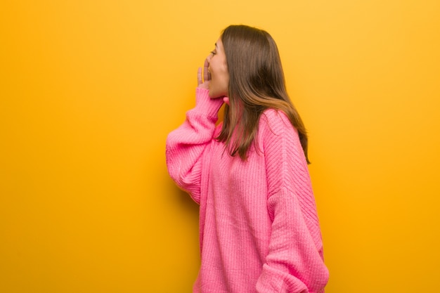 Mujer moderna joven susurrando matices de chismes