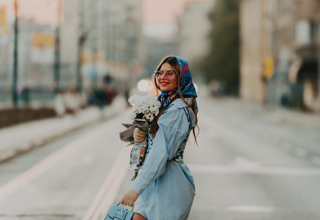 Una mujer moderna paseando por las calles de la ciudad vestida con ropa moderna del siglo XIX.