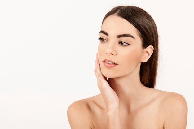 Mujer moderna posando maquillada