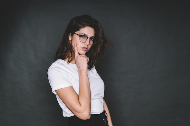 Mujer moderna preocupada con gafas