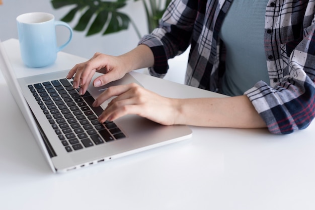 Foto mujer moderna trabajando en su computadora portátil