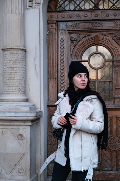 Mujer moderna en traje de invierno caminando por la calle