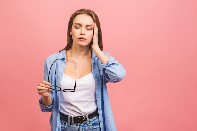 Mujer molesta cansada quitándose las gafas