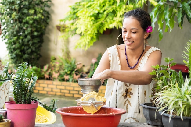 Mujer moliendo maíz para hacer tortillas