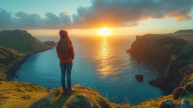 Foto mujer en la montaña junto al océano