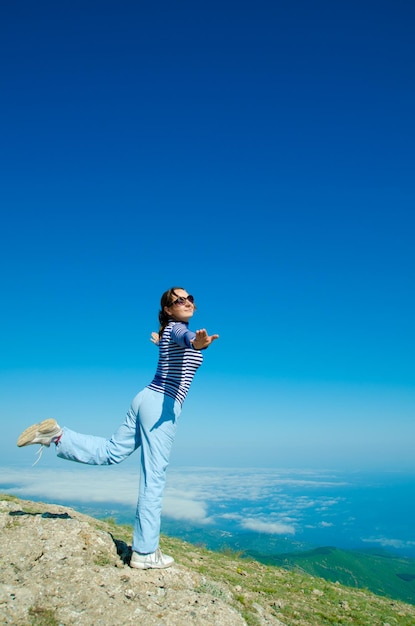 mujer en montaña