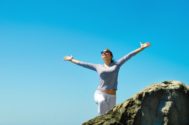 mujer en montaña