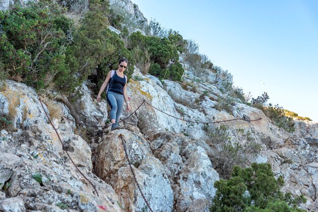 Mujer en las montañas de senderismo