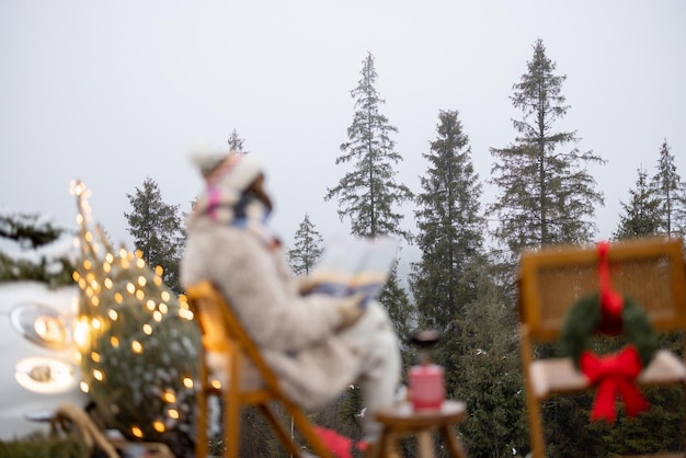 Mujer en las montañas en vacaciones de invierno