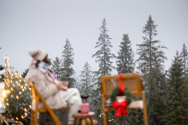 Mujer en las montañas en vacaciones de invierno