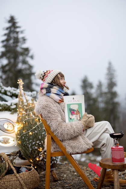 Mujer en las montañas en vacaciones de invierno