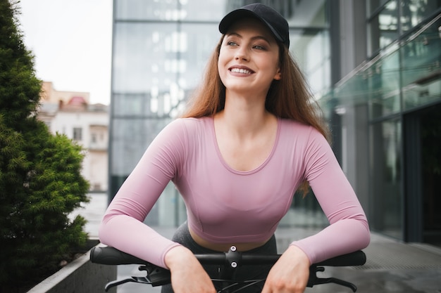 mujer montando una bicicleta al aire libre