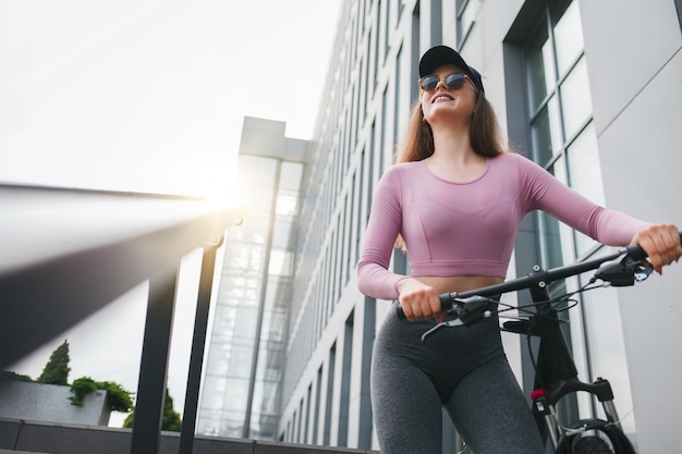 Foto mujer montando una bicicleta al aire libre