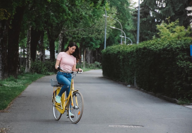 Mujer montando en bicicleta en la carretera