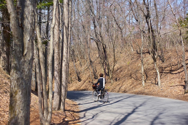 Mujer montando en bicicleta durante la primavera