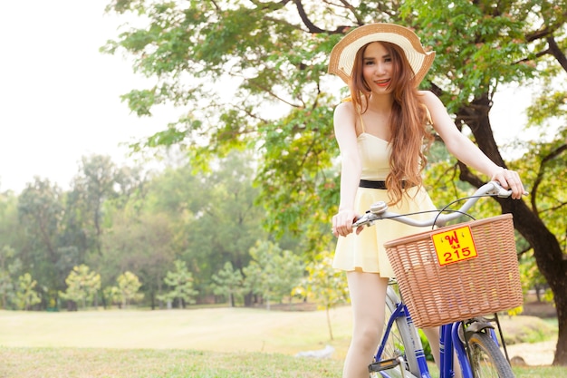 Mujer montando una bicicleta