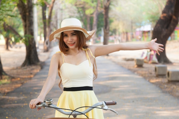 Mujer montando una bicicleta