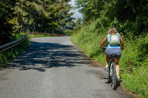 Foto mujer montando en bicicleta