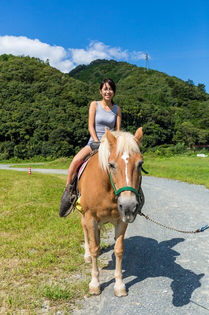 Mujer montando un caballo