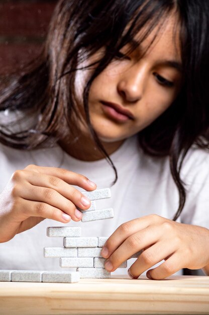 mujer montando juego de ladrillos