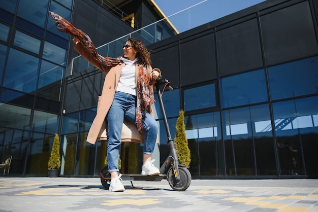 Mujer montando un scooter eléctrico al aire libre