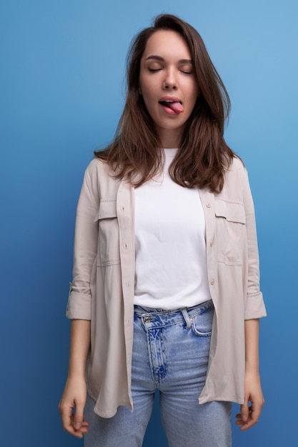 Mujer morena alegre vestida con una camisa con una mueca