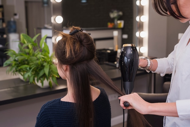 Mujer morena arreglándose el pelo