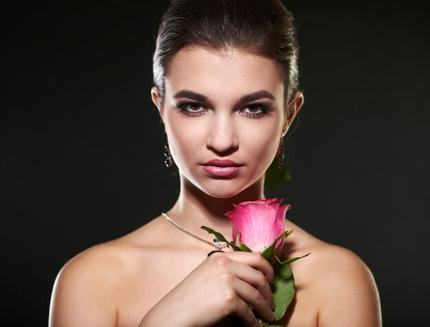 Mujer morena atractiva mujer con rosa