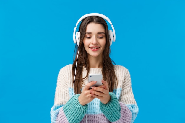 mujer morena con auriculares y teléfono móvil