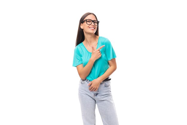 Mujer morena bastante caucásica joven con el pelo largo en gafas camiseta azul sobre fondo blanco con