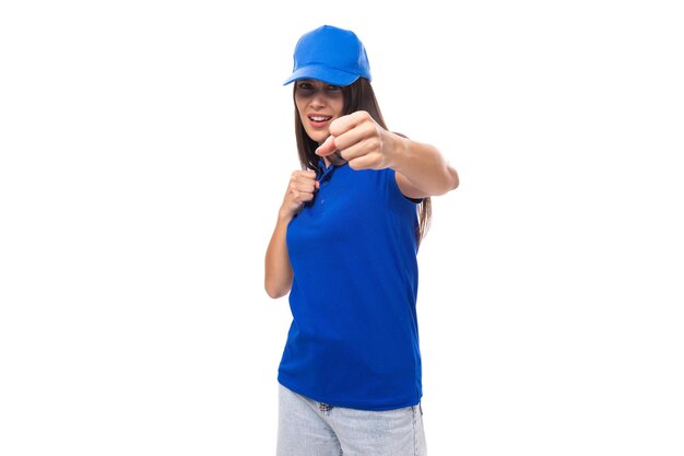 Foto mujer morena bastante joven con una gorra azul y una camiseta con una maqueta de logotipo imprimible en un blanco