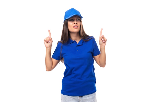 Foto mujer morena bastante joven con gorra azul y camiseta mostrando los pulgares hacia arriba