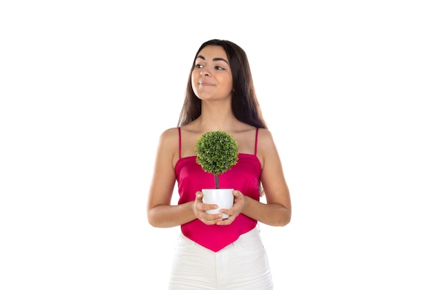 Mujer morena de belleza con un pequeño árbol verde