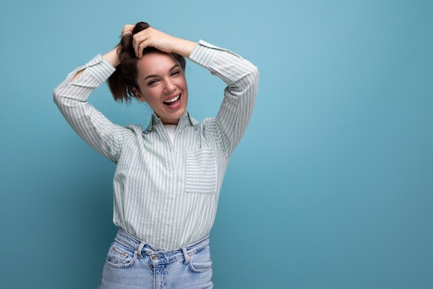 Mujer morena bonita feliz con cabello lacio sedoso bien arreglado