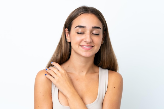 Mujer morena bonita joven aislada sobre fondo blanco