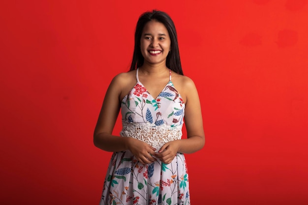 Mujer morena brasileña con vestido estampado de flores en el estudio